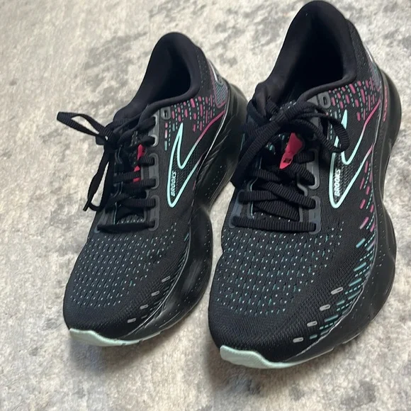 brooks sneakers - Picture 9 of 10